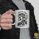 NEVER STOP RIDING BIKER ORIGINAL šalica s natpisom-0252