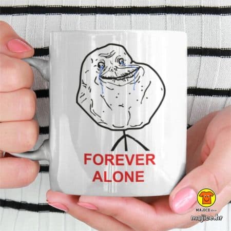 šalica sa natpisom forever alone