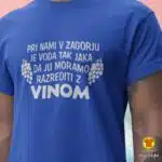 PRI NAMI V ZAGORJU JE VODA TAK JAKA DA JU MORAMO RAZREDITI Z VINOM majica s natpisom 0021 crna