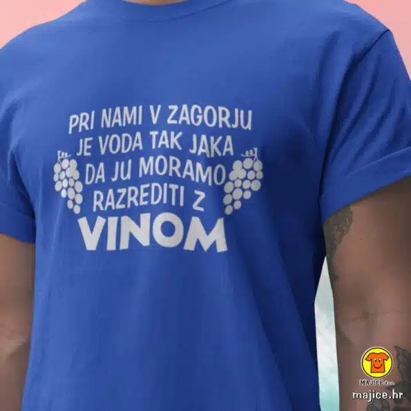 PRI NAMI V ZAGORJU JE VODA TAK JAKA DA JU MORAMO RAZREDITI Z VINOM majica s natpisom 0021 plava