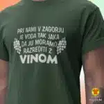 PRI NAMI V ZAGORJU JE VODA TAK JAKA DA JU MORAMO RAZREDITI Z VINOM majica s natpisom 0021 crna