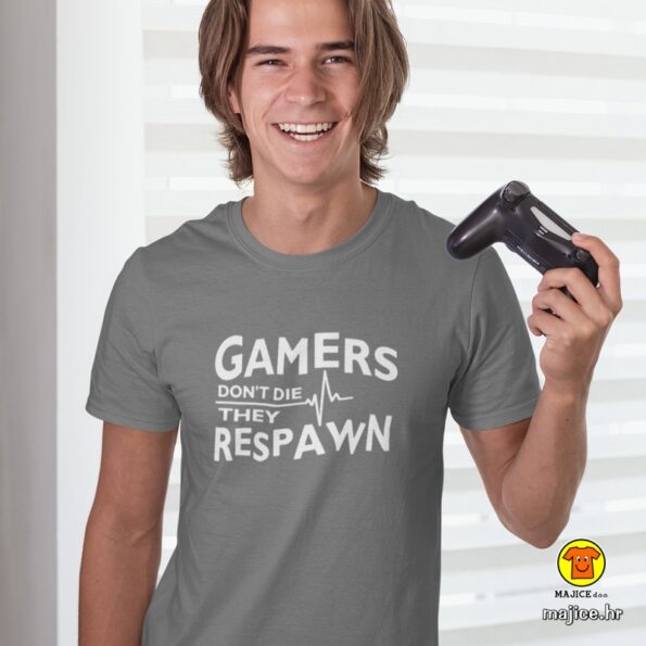 GAMERS DONT DIE THEY RESPAWN majica s natpisom 0324 siva