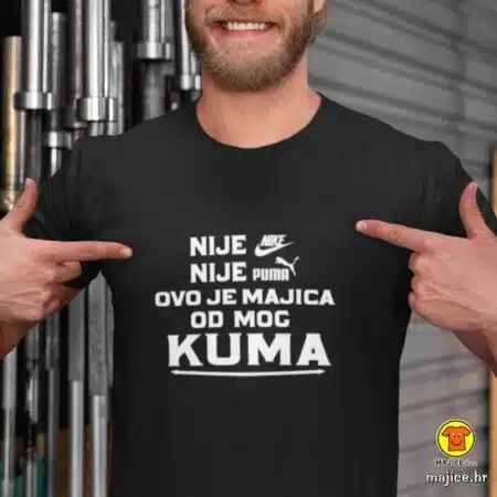 NIJE NIKE NIJE PUMA OVO JE MAJICA OD MOG KUMA majica s natpisom 0371 crna