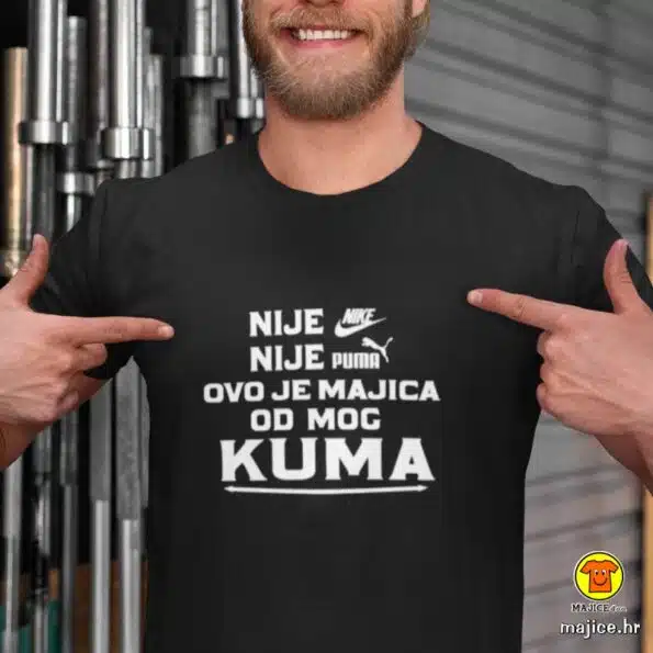 NIJE NIKE NIJE PUMA OVO JE MAJICA OD MOG KUMA majica s natpisom 0371 crna