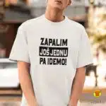 ZAPALIM JOŠ JEDNU PA IDEMO majica s natpisom 0374 crna