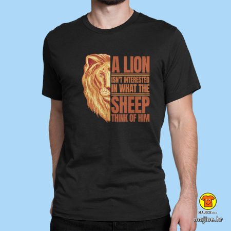 A LION ISN`T INTERESTED IN WHAT THE SHEEP THINK OF HIM majica s natpisom crna