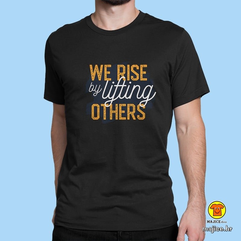 0458-maj-WE RAISE BY LIFTING OTHERS CRNA WE RAISE BY LIFTING OTHERS majica s natpisom crna