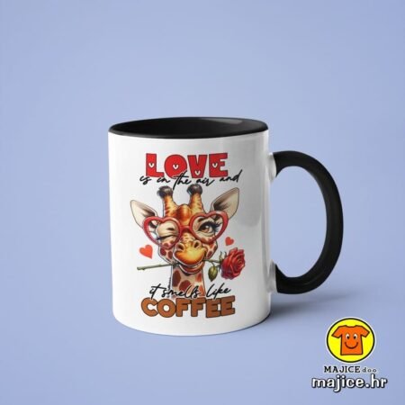 LOVE IN THE AIR AND IT SMELLS LIKE COFFEE v1 | šalica s natpisom