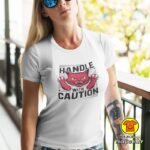 HANDLE WITH CAUTION CAT ženska majica s natpisom 0256 bijela