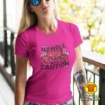 HANDLE WITH CAUTION CAT ženska majica s natpisom 0256 bijela