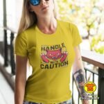 HANDLE WITH CAUTION CAT ženska majica s natpisom 0256 bijela