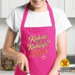 KAKVA SI U KUHINJI LIJEPA pregača s natpisom 0031 crna