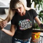 LUDA ŽENA SE NE RAĐA TO MUŽ NAPRAVI v1 ženska majica s natpisom 0253 crna
