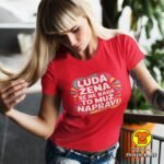 LUDA ŽENA SE NE RAĐA TO MUŽ NAPRAVI v1 ženska majica s natpisom 0253 crna