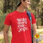 NETKO MORA EVO JA ĆU majica s natpisom 00757 crna