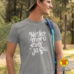 NETKO MORA EVO JA ĆU majica s natpisom 00757 crna