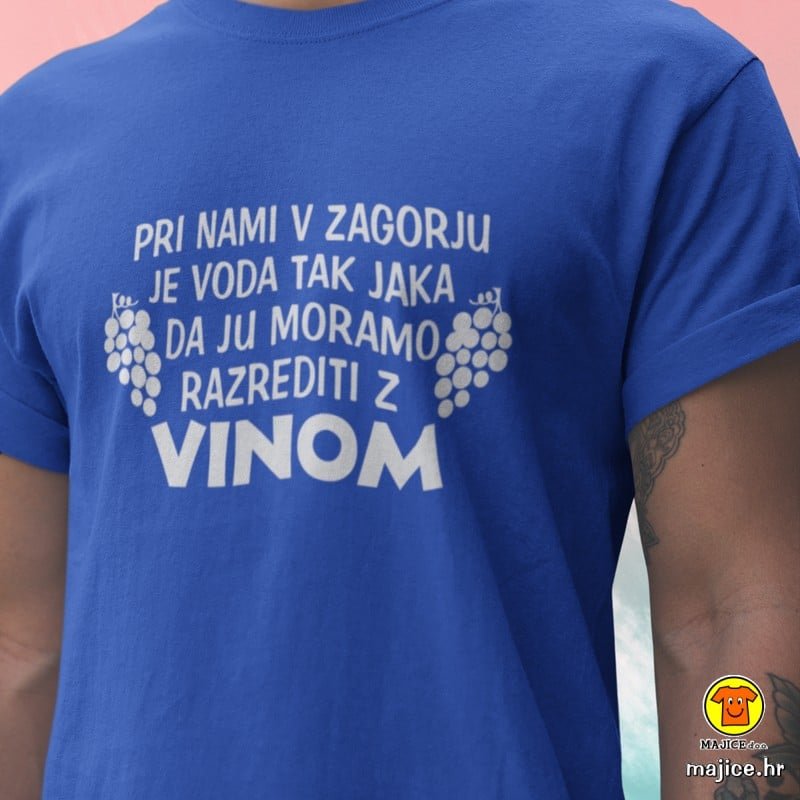 PRI-NAMI-V-ZAGORJU-JE-VODA-TAK-JAKA-DA-JU-MORAMO-RAZREDITI-Z-VINOM-majica-s-natpisom-0021-plava.jpg