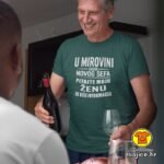 U-MIROVINI-IMAM-NOVOG-SEFA-PITAJTE-MOJU-ZENU-ZA-VISE-INFORMACIJA-majica-s-natpisom-00736-crna.jpg