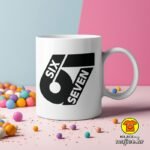SIX SEVEN 67 v2 | šalica s natpisom